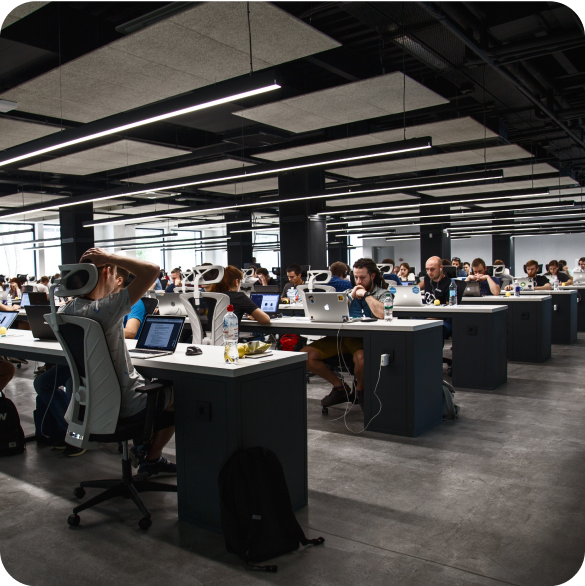 Açık ofis ortamında çalışan insanlar